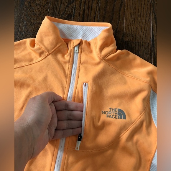 The North Face Women’s S Pale Orange/White FlashDry 1/4 Zip Athletic Jacket - Picture 5 of 12